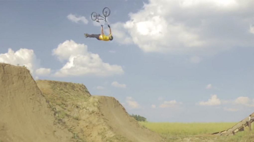 Markus Braumann, Michael Meisel, Moritz Nußbaumer, Simon Moratz und Timm Wiegmann fliegen und grinden durch die dritte Episode des sibmxfamily-Vierteilers.