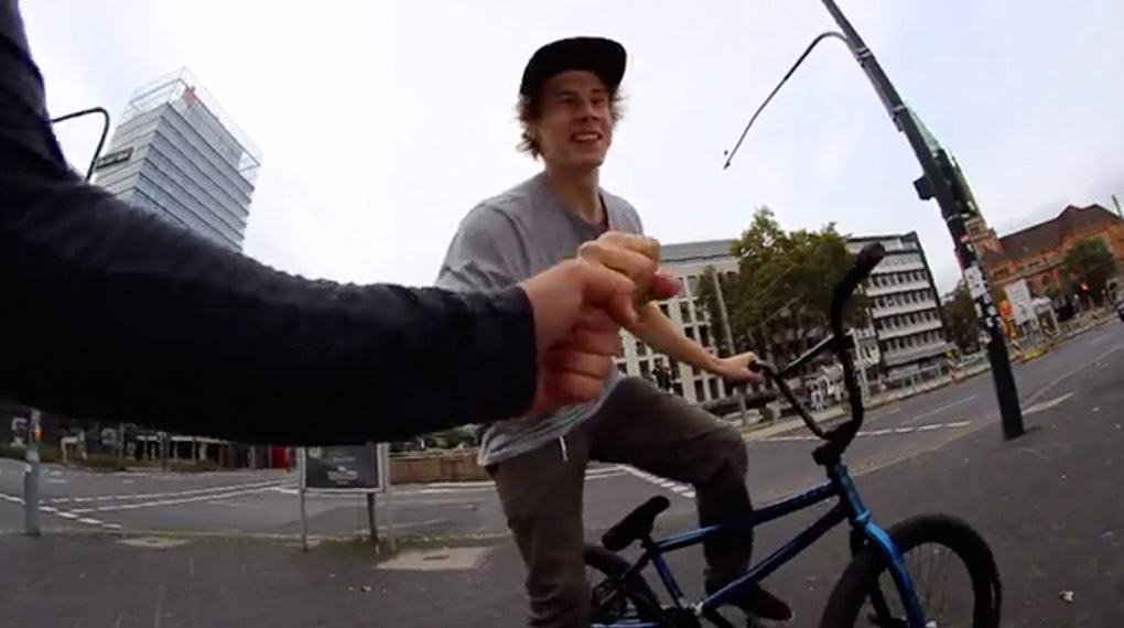 Die Jungs von Vullhabnx haben sich von Köln nach Düsseldorf aufgemacht, um ein paar Clips zu filmen. Mit dabei waren Louis Zimmer und Ben Makrane.