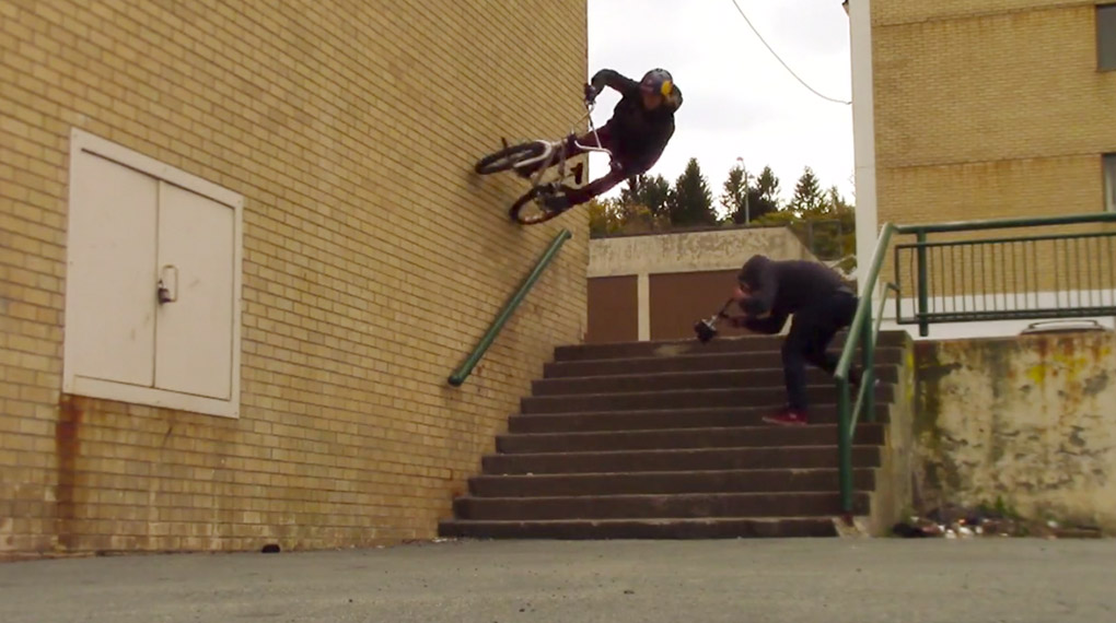 In diesem BMX-Video zeigt Drew Bezanson, dass er auch Street fahren kann.