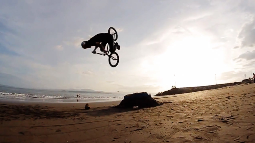 Kenneth Tencio hat ein BMX-Video aus Clips der letzten Monate zusammengeschnitten und zeigt allerhand unglaubliche Manöver im Park und auf Street.