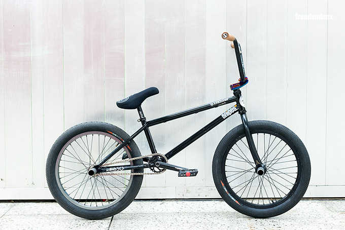 In diesem Kevin Nikulski Bikecheck zeigt uns Kevin sein Rad und erzählt die besten Geschichten vom Dortmunder Hauptbahnhof, seinem Trainingsrevier.