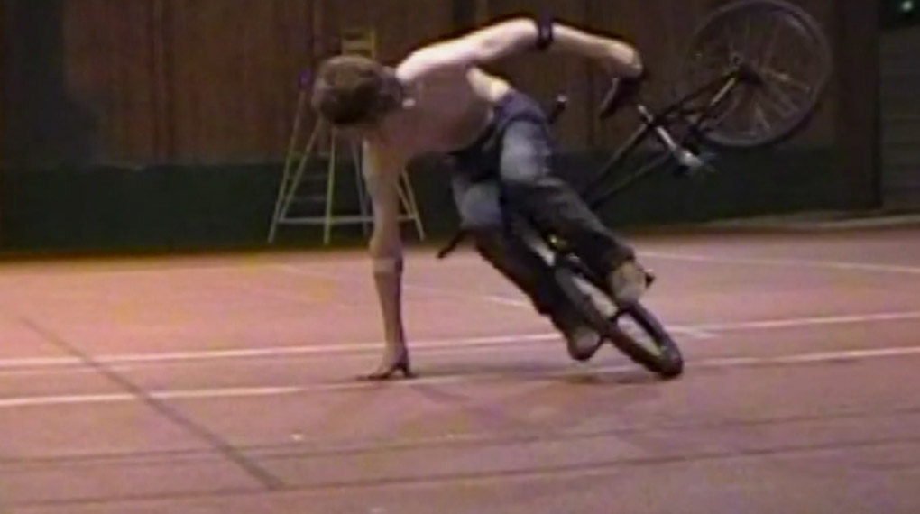 Matthieu Bonnécuelle hat für Heresy ein Flatlandvideo gefilmt, dass vor harten Tricks zwar nur so strotzt, aber definitiv nichts für Epileptiker_innen ist.