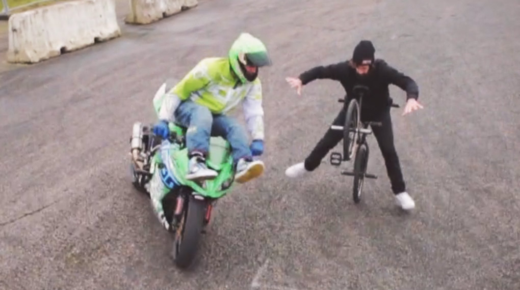 Lee Musselwhite fährt in diesem Video eine Flatlandsession mit einem Motorradfreestyler.