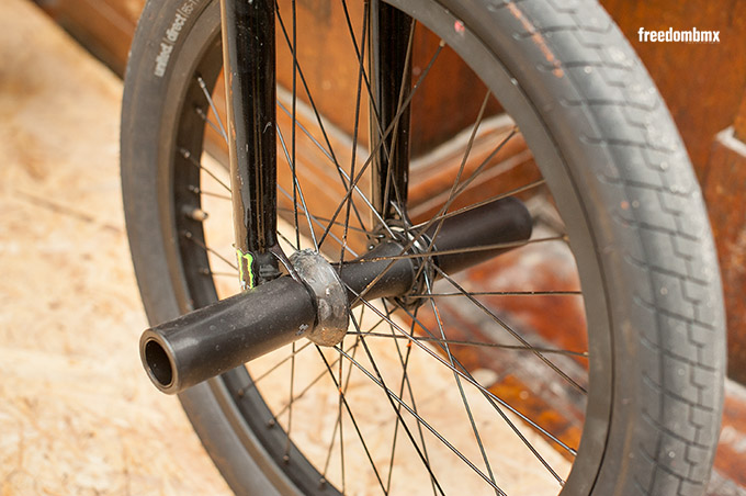 Die Stealth-Pegs von United haben eine Kern aus hitzebehandeltem Chromoly und eine Hülle aus abriebresistenten Kunststoff, der angeblich langlebiger ist als die Materialien, auf welche die Konkurrenz zurückgreift