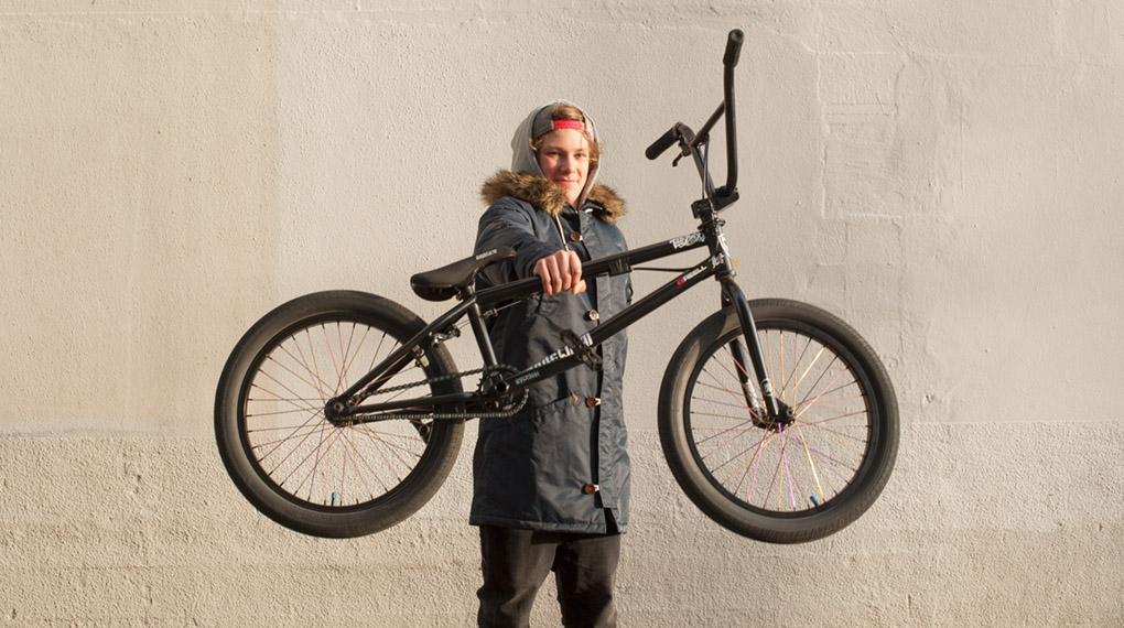 Paul Thölen stellt sein neues Rad, einen Total BMX Sandstorm, vor.