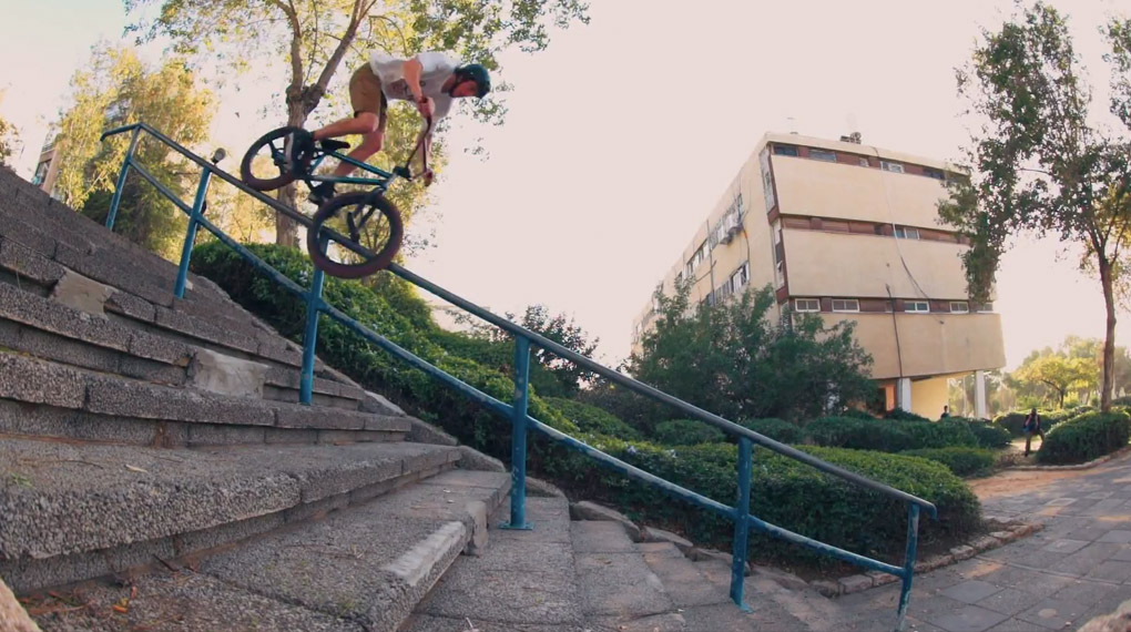 Wenn Alex Donnachie ein neues Video am Start hat, wird alles andere unwichtig. Hier ist sein neuster Streich für BSD – ein Promovideo für den AVLX-Rahmen.