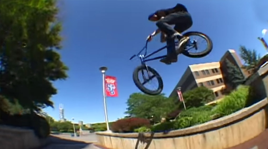 Es ist wirklich beeindruckend, auf was für einem hohen Niveau mittlerweile allerorts BMX gefahren wird. Bestes Beispiel: dieses Video von Billy Perry.