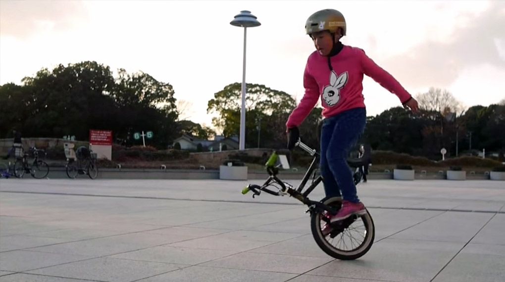 Der achtjährige Flatlandwunderknabe Minato Sato hat zwar noch lange keinen Bartwuchs, rasiert auf seinem 16-Zoller aber jetzt schon richtig hart.