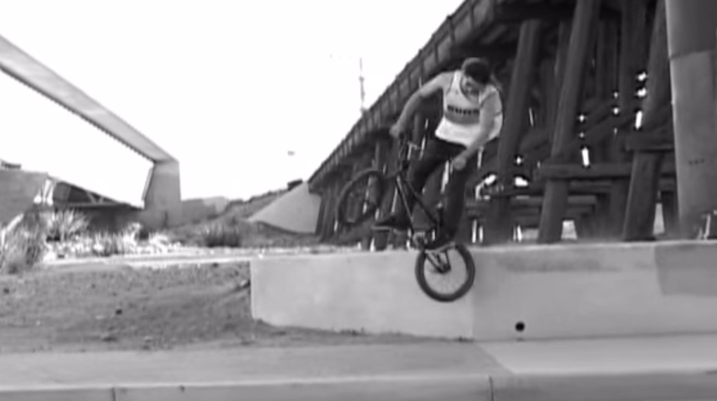 BMX-Tricktipp mit Jono Hopping von der Subrosa Skeleton Crew, der dir in diesem erklärt, worauf du achten musst, damit es mit dem Peggrind Hard 180 klappt.