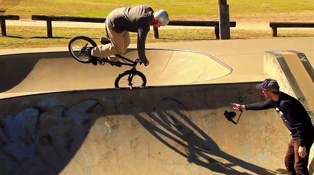 Anlässlich seines 40. Geburtstag hat Clint Millar ein paar Freunde nach Stradebroke Island eingeladen, wo einige Bowlsessions auf dem Programm standen.