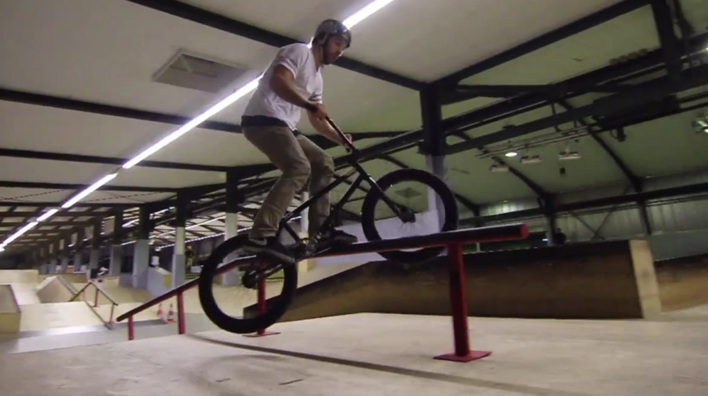 Alex Schmitt, Johannes Spahn und Kalle Frank von Da Crew waren in Ostfriesland, um sich dort in der fast menschenleeren Skatehalle Aurich zu amüsieren.