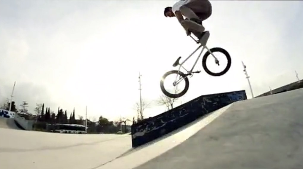 Grindspport aus Griechenland: Dani Pouliounakis gibt sich im Namen von Lotek ein paar schnelle Lines am Oaka Plaza in Athen.