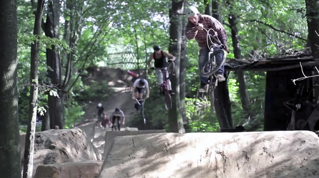 Die DRK Crew aus dem Mellowpark hat sich im Sommer 2014 aufgemacht, um einige der besten Trailsspots Ostdeutschlands zu besuchen. Mehr dazu in diesem Video.