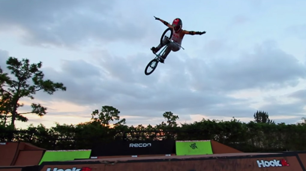 Dylan Sheinberg liefert in diesem Video eine schwindelerregende Vorstellung auf dem Rampenparcours in Mike Spinners Garten ab.