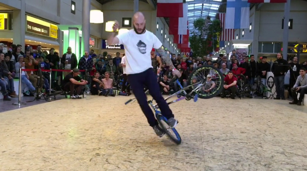 Wolfgang Sauter & Kevin Nikulski haben sich im Finale des "Fight The Winter"-Flatlandcontests nichts geschenkt. Hier gibt