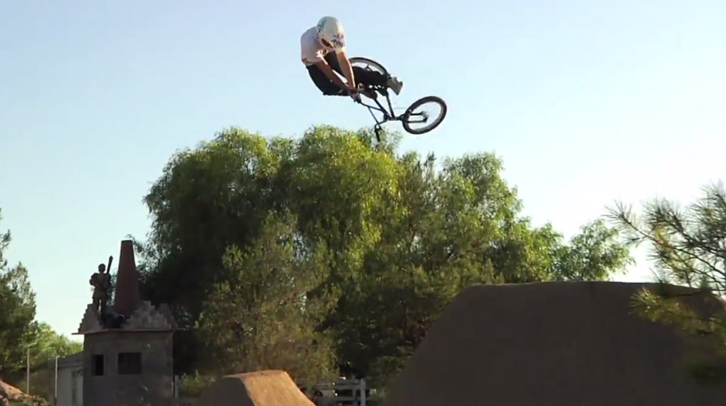 Wer auf Trails und eine Extraportion Steeze steht, ist bei diesem Video von Matt Cordova und Larry Edgar genau an der richtigen Adresse.