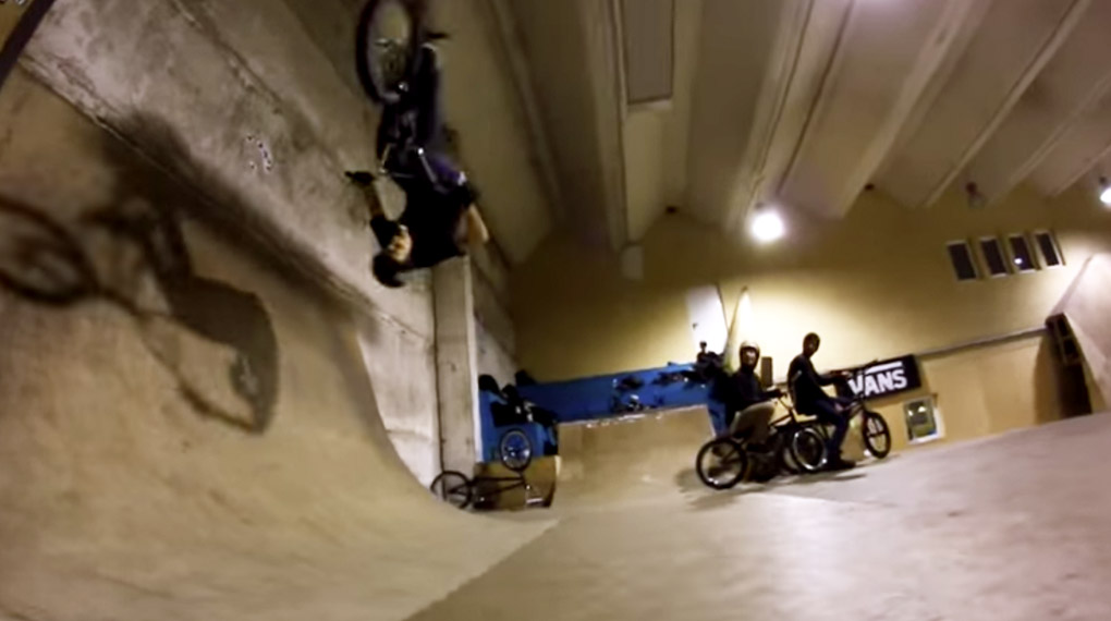 Fred Dalicho weiß, wie man sich im Winter am besten warm hält: mit heißen Moves! Und davon hat er für dieses Video eine ganze Menge aufs Parkett gelegt.