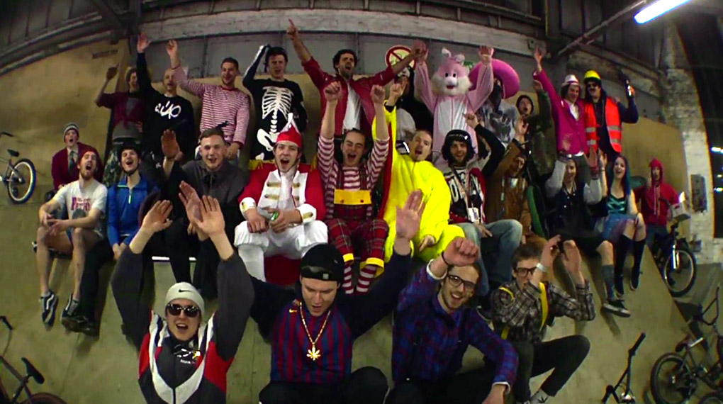 Die erste freedombmx-Karnevalssitzung lockte BMX-begeisterte Jecken in die Snipes Halle 59. Hier sind die besten Kostüme und Tricks eines gelungenen Abends.