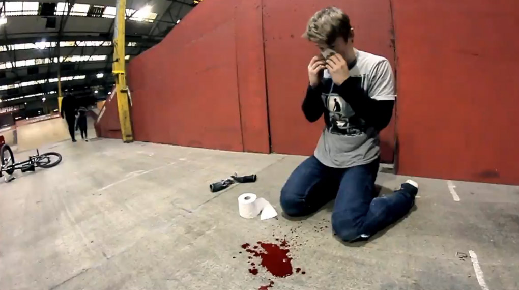 Gary Spencer hat während den Dreharbeiten zu seiner Power Hour im Rampworx-Indoorpark weder Material noch Körper geschont. Mehr dazu in diesem Video.