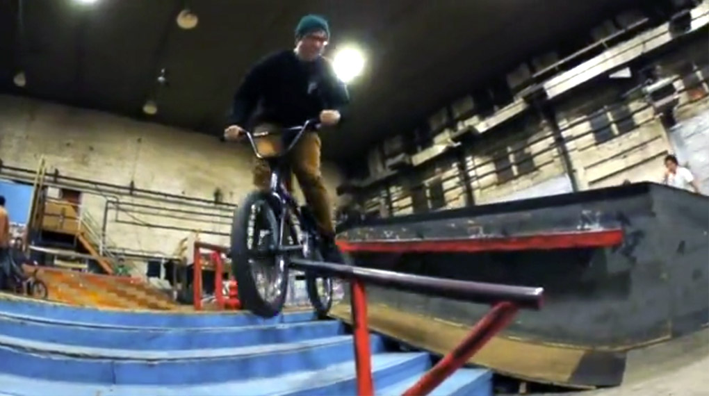 Grant Castelluzzo hat für die neue Kamera von Mike Hinkens ein paar Grindcombos während zweier Indoorsessions im Mittleren Westen zum Besten geben.