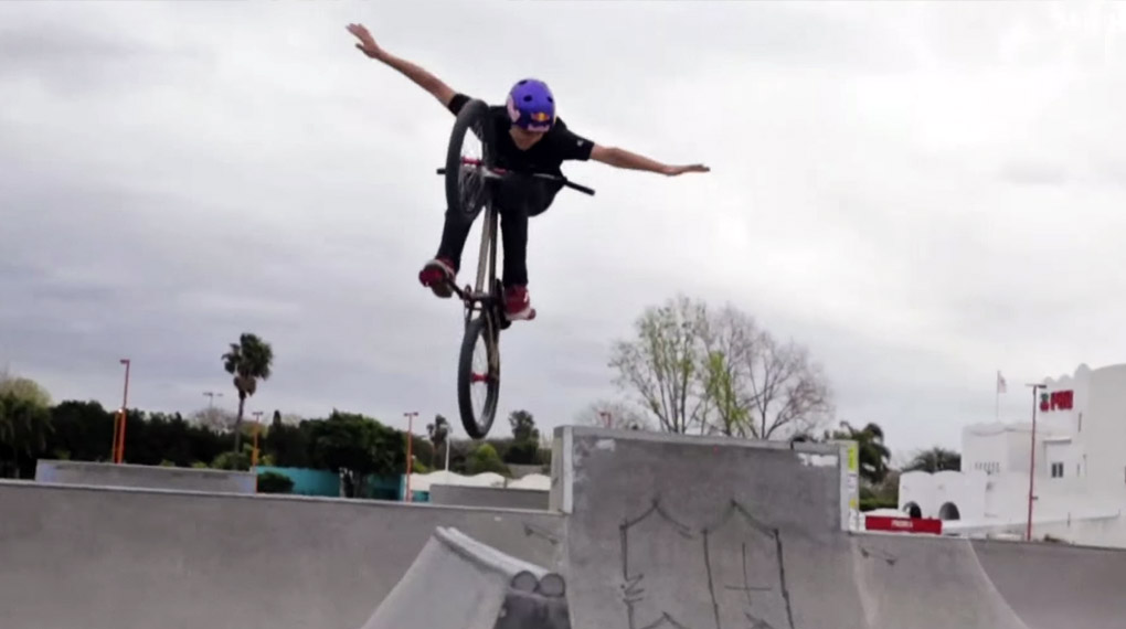 Obwohl Iñaki Mazza​ erst vierzehn Jahre alt ist, hat er schon Nohanded und Tailwhip Backflips in seinem Trickrepertoire. Hier ist sein Welcome-Edit für Vans.