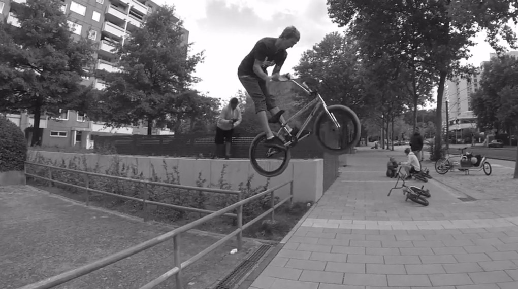 Nachdem Jan Mihaly in der Vergangenheit die Darmstädter Rampenlandschaft auseinandergenommen hat, sind nun die Straßen seiner Heimatstadt an der Reihe.