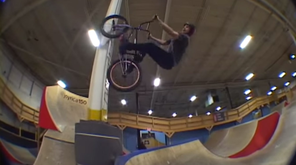 Der Joyride 150 Bike Park in Toronto ist einer der besten Indoorparks der Welt. Hier ist ein gechilltes VX-Mix aus den heiligen Hallen.