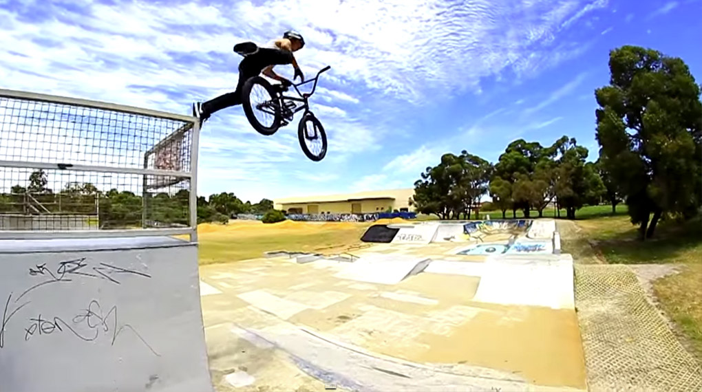 Hier ist das nächste Megatalent aus Australien: Matt Adkins ist zwar erst 15 Jahre jung, verfügt aber trotzdem schon über ein bemerkenswertes Trickarsenal.