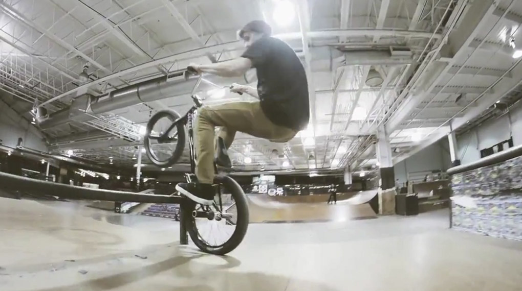 Justin Care und Jim Borio fliehen vor dem Winter in den Black Diamond Skatepark, wo sie sich die beiden Merritt-Fahrer mit Technikschmankerln warm halten.