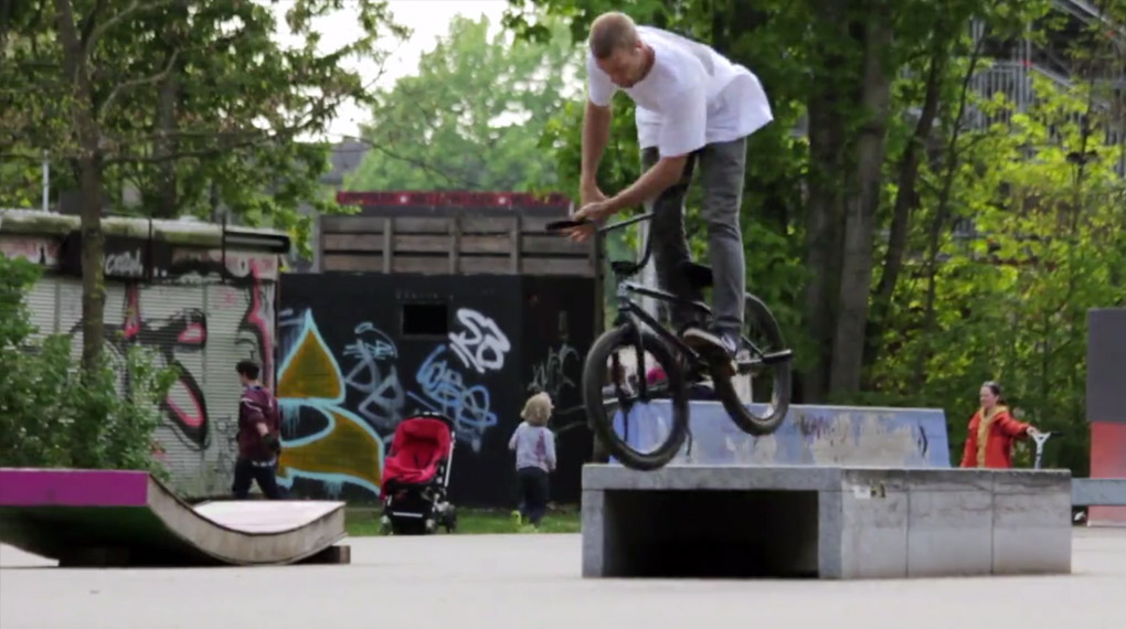 Die beiden Superfreunde Daniel Tünte und Moritz Nußbaumer zerpflücken in diesem Video den semi-provisorischen Skateplaza im Berliner Mellowpark.