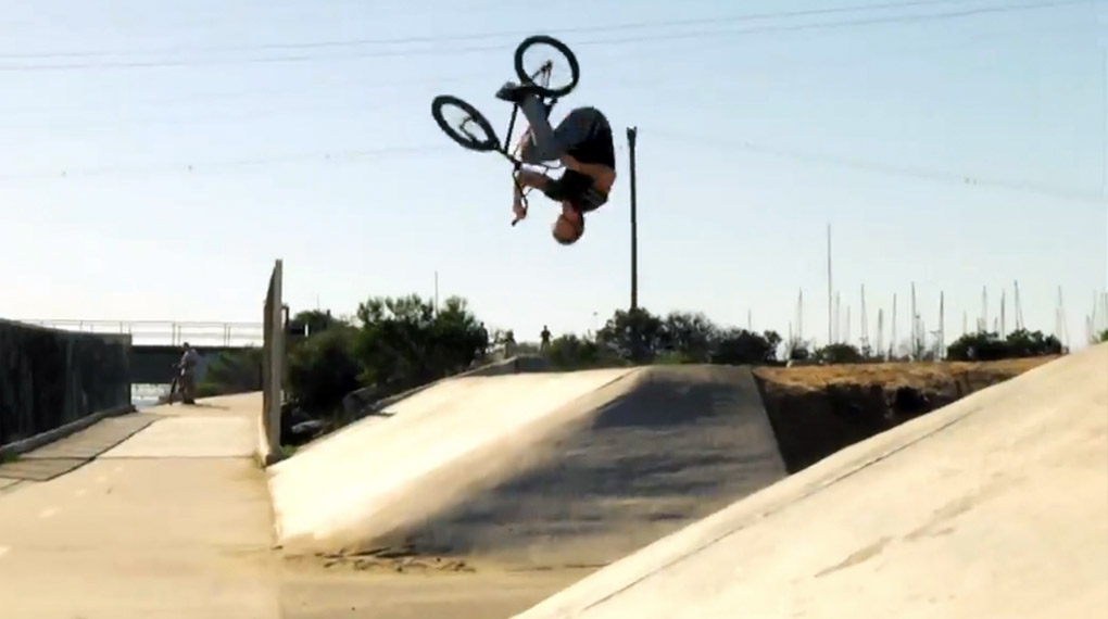 BÄM! Ola Selsjord hat bei seinem Besuch in San Diego einigen berühmten Streetspots und Skateparks eine kräftige Abreibung verpasst. Übertrieben gut der Typ!