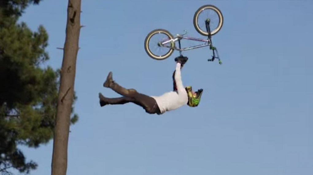 Weltpremiere! Die französische Dirtlegende Patrick Guimez wollte es noch einmal wissen und hat mit 35 Jahren einen Backflip Double Seatgrab rausgehauen.