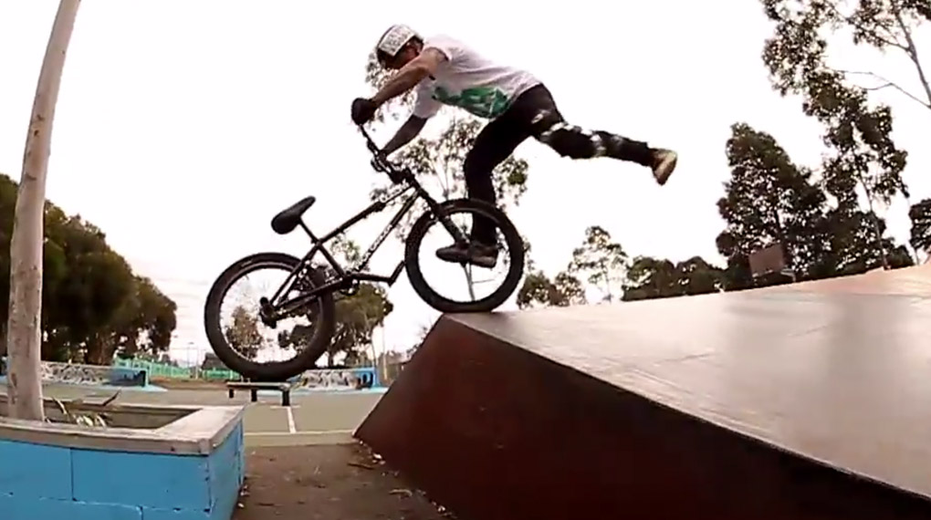 Ein wenig Frischluft gefällig? Paul “Polly” Cooper geht in diesem Geniestreich für Colony nicht mit einer, sondern gleich mit zwei Bremsen ins Rennen. OMG!