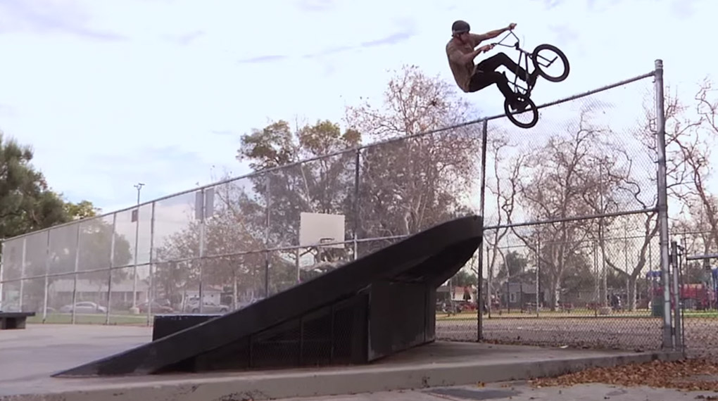 Jeremiah Smith, Rob Wise und Teamneuzugang Brian Kachinsky haben für GT Bicycles einen Skateplaza in Los Angeles zerlegt. Mehr dazu in diesem Video.