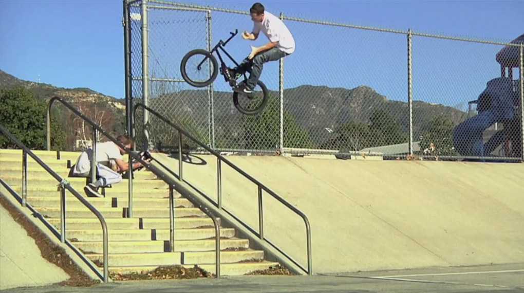 Um ein wenig die Werbetrommel für seinen Signaturesattel von Stranger zu rühren, droppt Sean Ricany im dazugehörigen Promovideo einige echt heiße Moves.