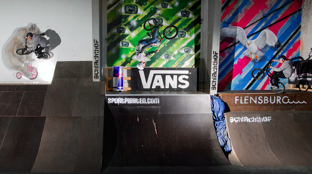 Wer bei schlechtem Wetter in Flensburg BMX fahren möchte, kann dies in der provisorischen BMX- und Skatehalle der Sportpiraten tun. Hier erfährst du mehr.