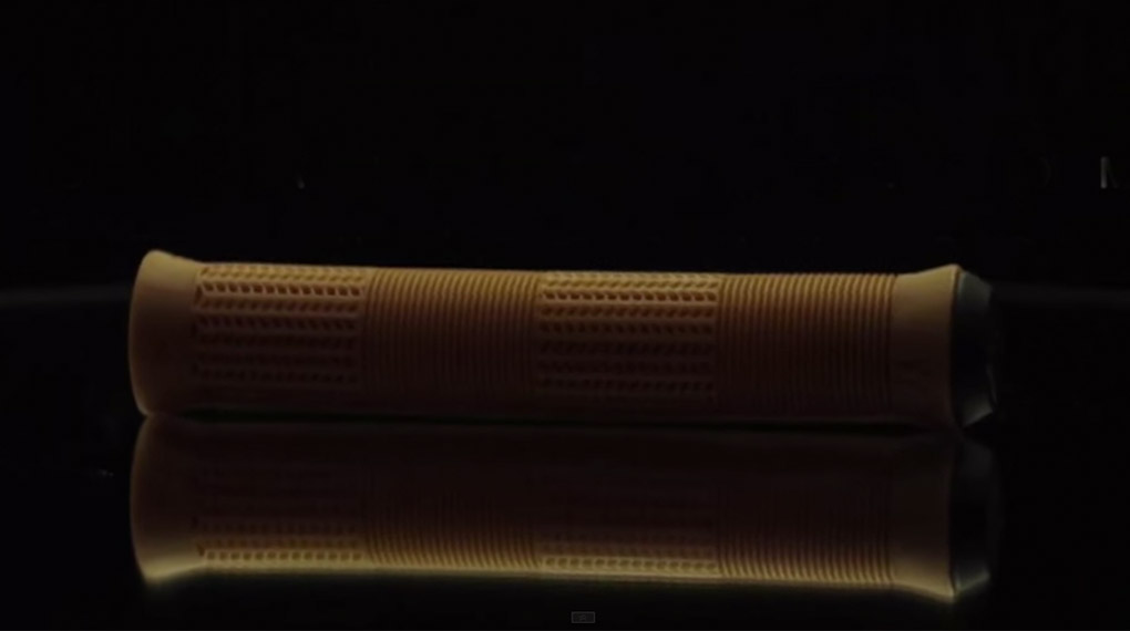 Caleb Quanbeck fährt seine Signaturegriffe auf kalifornischen Schulhöfen spazieren und John Hicks hat das Ganze für Stranger in diesem Video festgehalten.