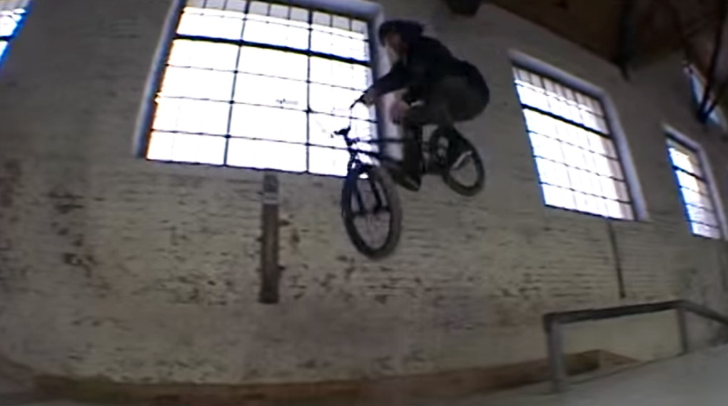 Mit Grindstangen und einem Freecoaster bewaffnet, hat sich Sven Avemaria für dieses Video den neuen Streetparcours in der Reithalle Ulm vorgeknöpft.