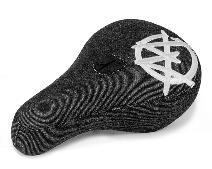 Dennis Enarsons Signaturesattel ist sowohl als Pivotal- als auch als Tripod-Version erhätlich.