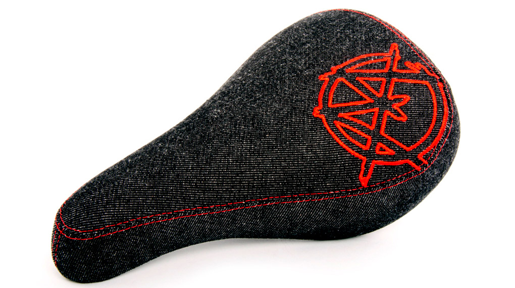 Dennis Enarsons Signaturesattel ist sowohl als Pivotal- als auch als Tripod-Version erhätlich.