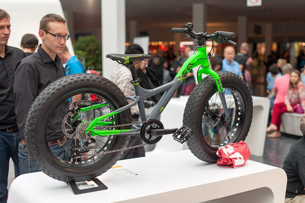 DIeses Gefährt hat auf der Eurobike 2014 doch tatsächlich einen Preis gewonnen. In der Begründung der Jury heißt es: "Das weltweite erste Fatbike 20" von S`COOL begeistert neben der coolen Optik durch einen mitwachsenden Rahmen. Die 9-fach Shimano Altus Schaltung und die Scheibenbremsen machen das Bike richtig rund. Dazu passen die gewaltigen 20x4.00 VEE TIRE Fat Reifen."