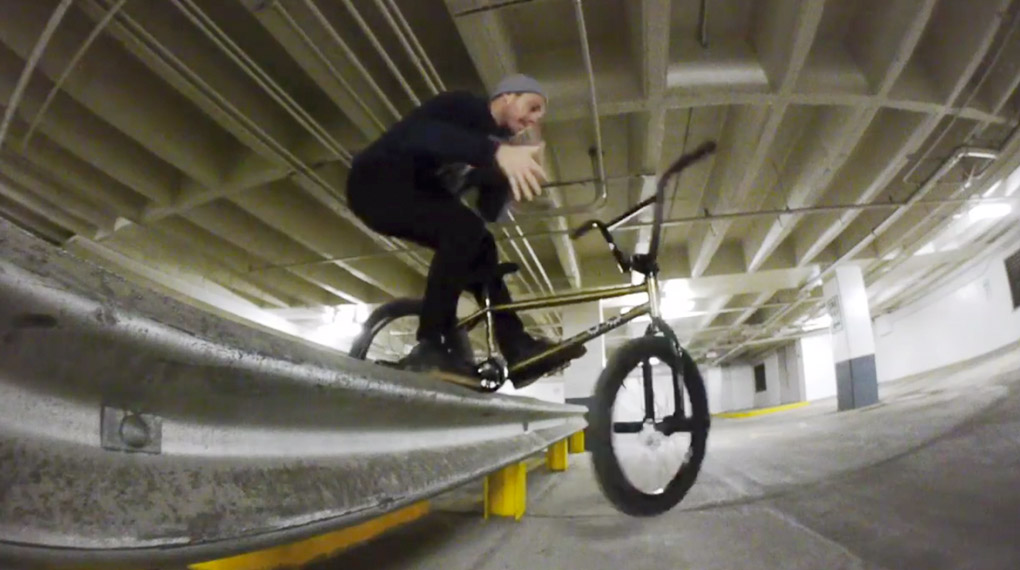 TG: Mike Hinkens hat im Februar keine andere Wahl, als BMX in einer Tiefgarage zu fahren.