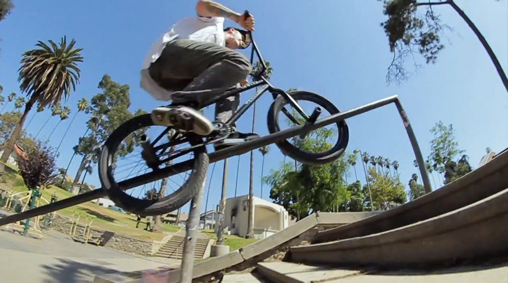 Monster Energy stellt die Sections aus der BMX-DVD "Above Below" online und Ben Lewis macht den Anfang.