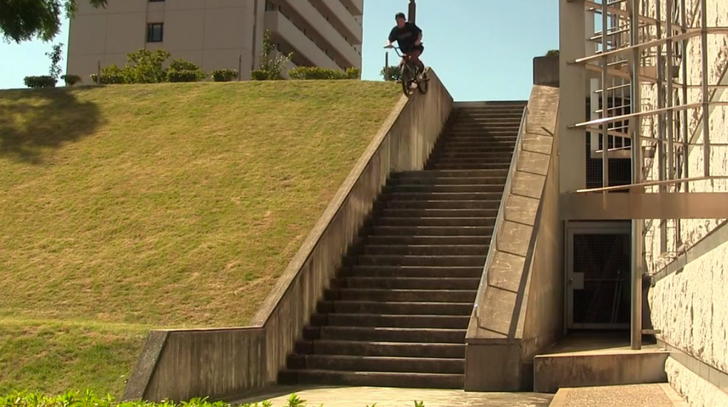 Takahiro Yamashita killt in diesem Edit für Addiction BMX so manche Ledge, aber der Ender ist einfach nur gestört. WTF?!?