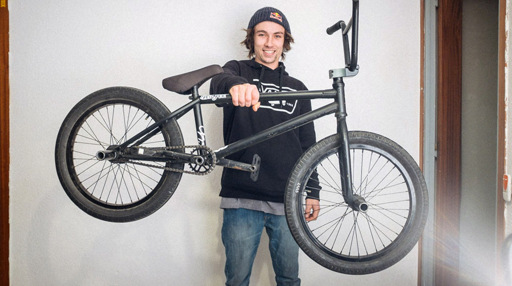 Wir haben Anthony Perrin in Barcelona bei den Dreharbeiten zu dem Promovideo für seinen Signaturerahmen von Federal Bikes zum Bikecheck gebeten.