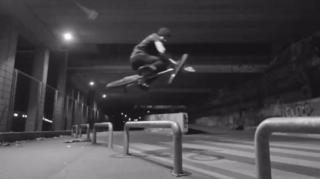 Mit vier Pegs durch die Nacht von Berlin – Auf der Suche nach dem perfekten Regenspot ist Benedikt Bagger fündig geworden.