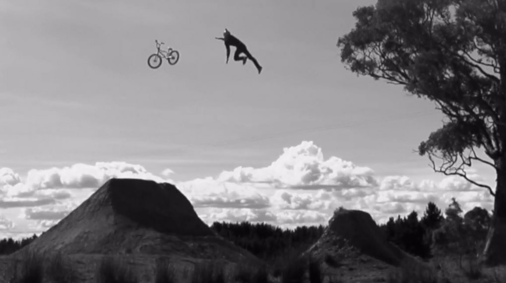 Die Dirtjumps auf dem Grundstück von Cam White im australischen Outback haben es in sich. Was dort alles schief gehen kann, zeigt dieses Video voller Stürze.