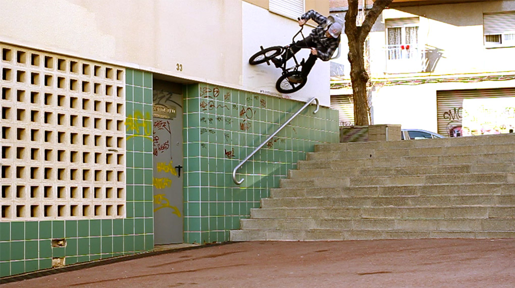 Passend zu seinem großen Interview in Ausgabe 123 des freedombmx Magazins massakriert Bruno Hoffmann in diesem Video Spots in Barcelona, Austin und Kölle.