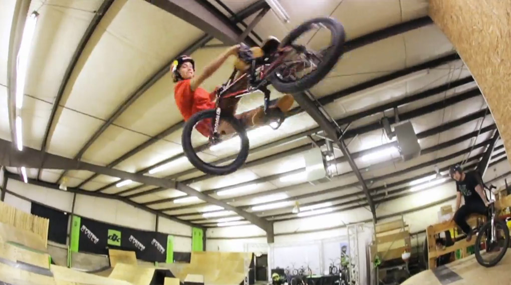 Seit acht Jahren fährt Drew Bezanson mittlerweile für DK Bicycles. Um das Dienstjubiläum gebührend zu feiern, gab es eine Session auf den firmeneigenem Rampenfuhrpark.