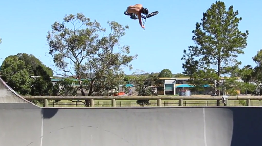 Dylan Lewis heizt mit jeder Menge Knallgas unterm Hintern durch Australiens beste Trails und Betonparks. So gut, jetzt angucken. SOFORT!